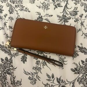 Used Tory Burch wallet! Accepting offers can ship today 🐻🤎